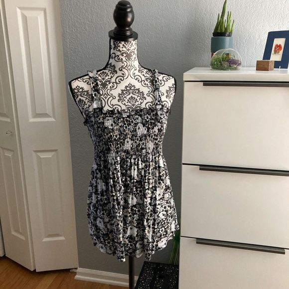 VENUS Smocked top tunic length tank in black & white, sz: small - Picture 3 of 7